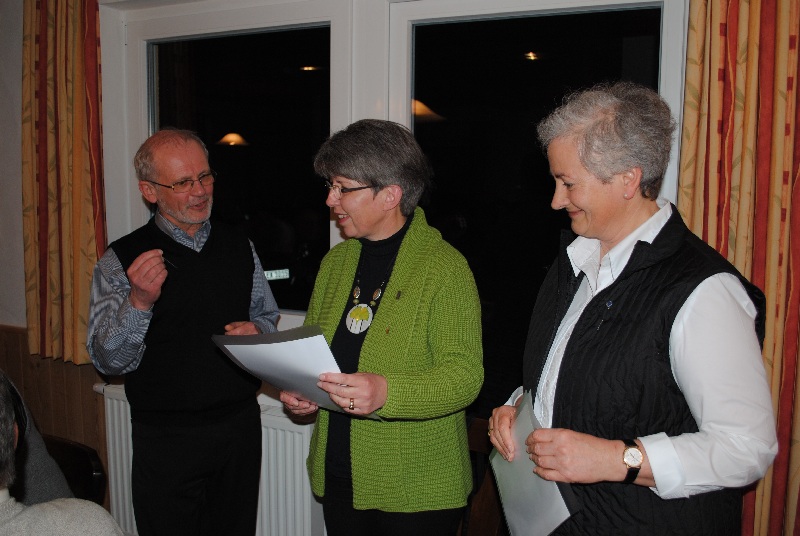 Bild: Von links Eberhard Wezel, Gisela Wezel, Karin Fauser-Class