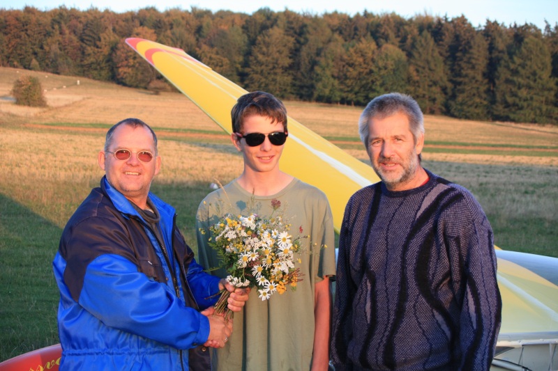 Arni (Mitte) mit Fluglehrer Günther Bösch (links) und Ausbildungsleiter Peter Sautter (rechts)